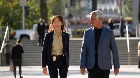Maggie Q en Ballard. / RRSS