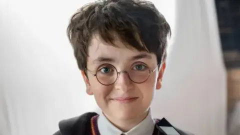 Dominic McLaughlin como Harry Potter. / RRSS