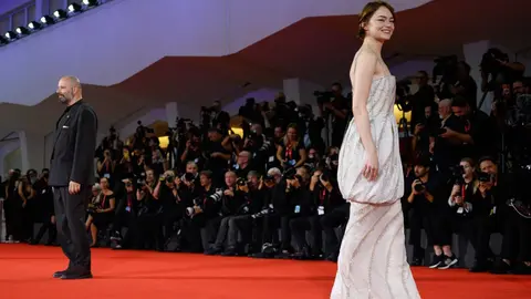 Emma Stone, actriz; y Yorgos Lanthimos, director. / @la_Biennale.