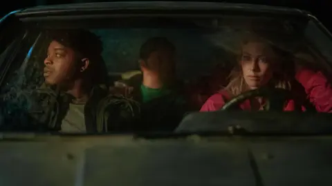 La noche siempre llega. / RRSS