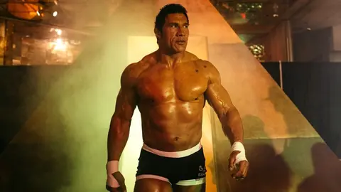 Dwayne Johnson como Mark Kerr en The Smashing Machine.