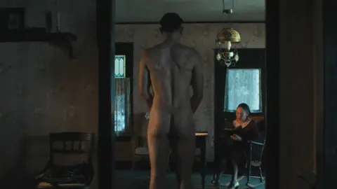 Charlie Hunnam, Monster: Ed Gein. / RRSS