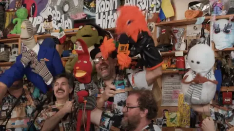 Tiny desk de 31 minutos. / Screen Shot