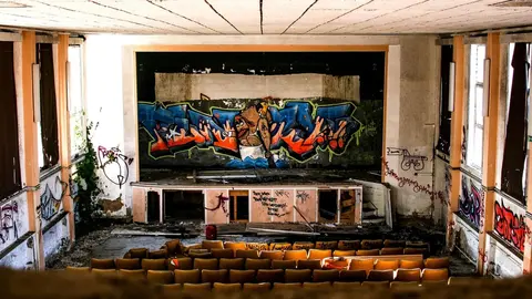Sala de cine abandonada. / Pixabay