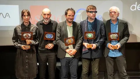Fernando Trueba, Premio ACCIÓN de Honor 2025, junto a los directores premiados de esta segunda edición: Eva Libertad, David Baute, Aitor Arregi y Albert Serra. / Rubén Chavero