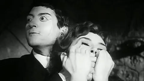 Gritos en la noche, pel&iacute;cula. / IMDb