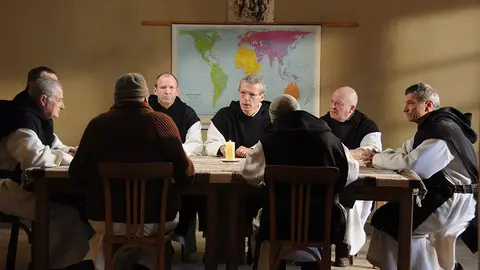 P&oacute;ster de De dioses y hombres. / RR SS