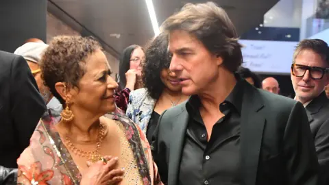 Tom Cruise y Debbie Allen. / X