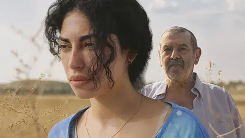 P&oacute;ster de La tierra de Amira. / RR SS