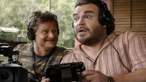 Adam Sandler y Juancho Hernang&oacute;mez emocionan en la pel&iacute;cula Garra. (8)
