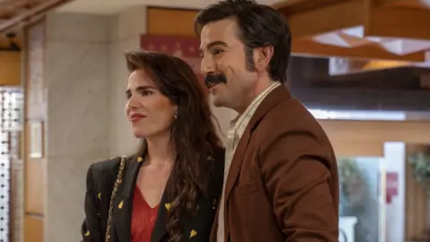 Karla Souza y Diego Luna. / Netflix
