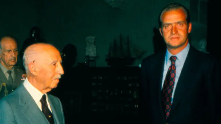 Franco y el príncipe Juan Carlos de Borbon en A Coruña, en 1974.