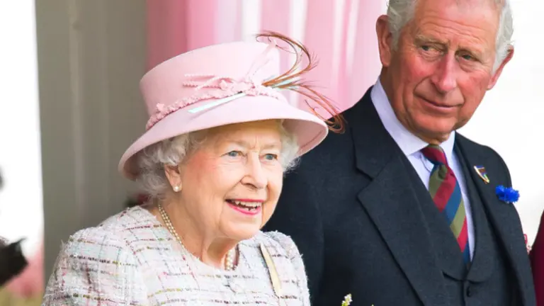 Reina Isabel II junto al pr&iacute;ncipe Carlos de Gales. / RR SS.