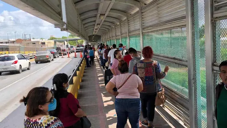 Personas cruzan el puente internacional de la frontera entre M&eacute;xico y EE UU con destino a Texas. / RRSS