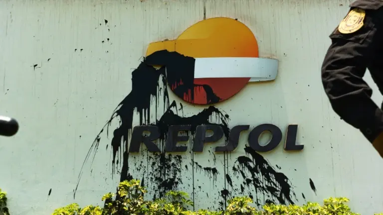 Protesta contra Repsol en la refiner&iacute;a de La Pampilla, en Per&uacute;. / Twitter @CallaoNuevoPeru