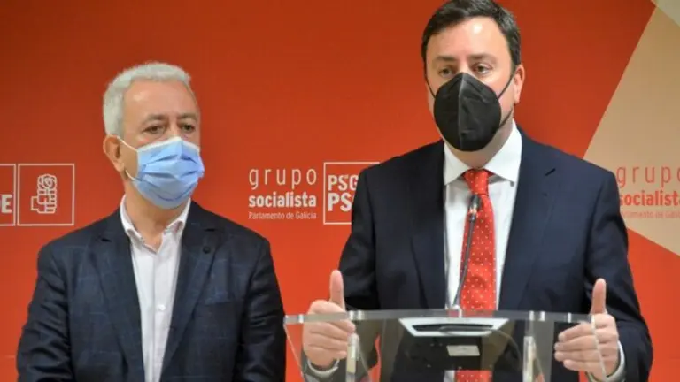 Valent&iacute;n Gonz&aacute;lez Formoso y Luis &Aacute;lvarez en rueda de prensa. / PSdeG-PSOE