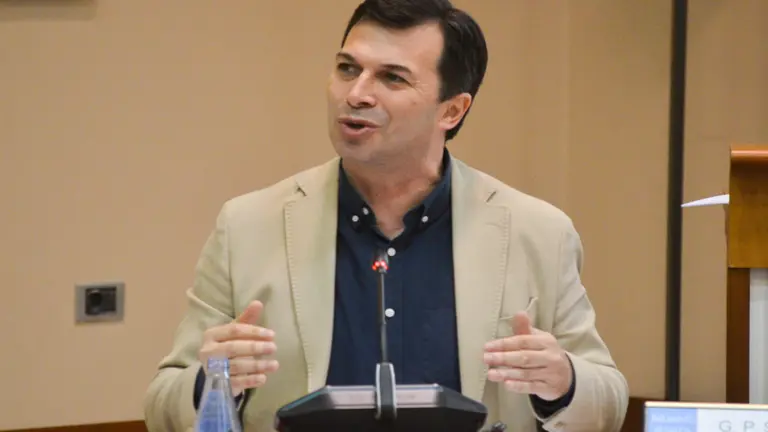 Gonzalo Caballero en el Parlamento de Galicia. / PSdeG