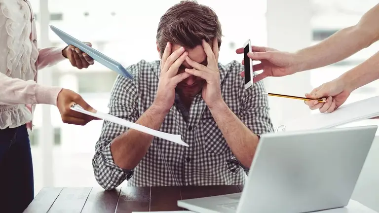 Un empleado con s&iacute;ndrome de burnout. / RR SS.
