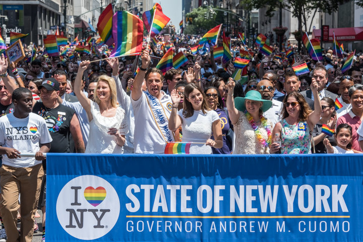 El Gobernador del Estado de Nueva York Andrew Cuomo agita una bandera del arco iris junto a su compañera Sandra Lee y su hija Michaela Kennedy Cuomo durante la marcha del Orgullo Gay el 26 de Junio. Foto: Enrique Shore