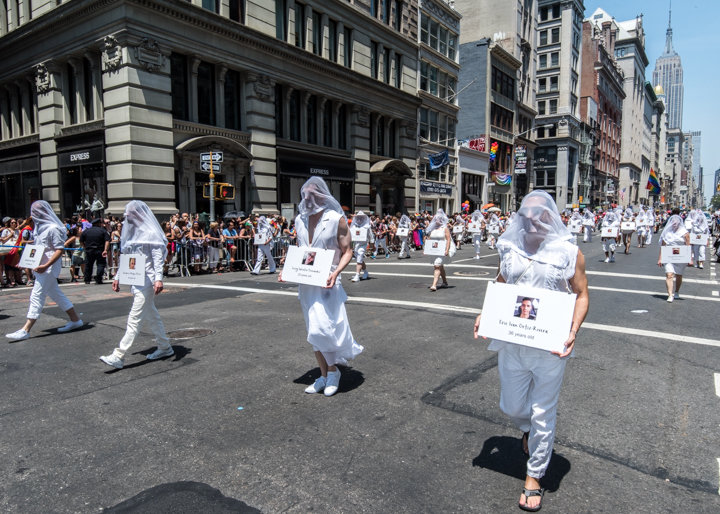 Participantes portan las fotos de las 49 personas asesinadas en el bar Pulse de Orlando, uno de los momentos más dramáticos del desfile del Orgullo Gay. Foto:  Enrique Shore