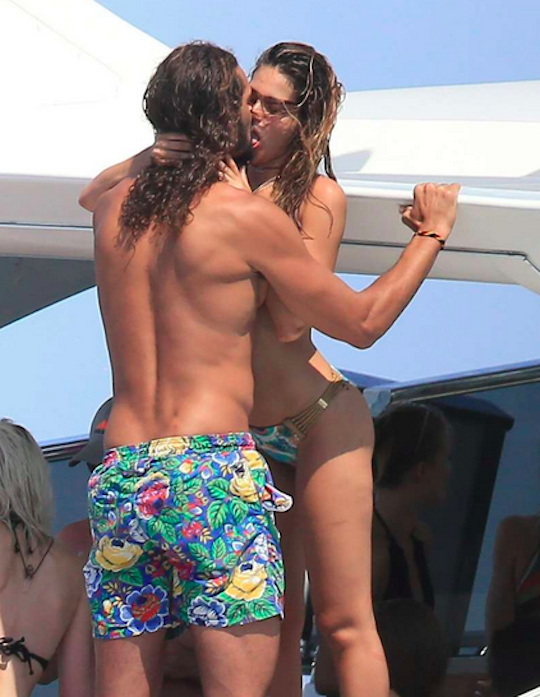 Joakim Noah en Ibiza besándose con una chica. / TZM
