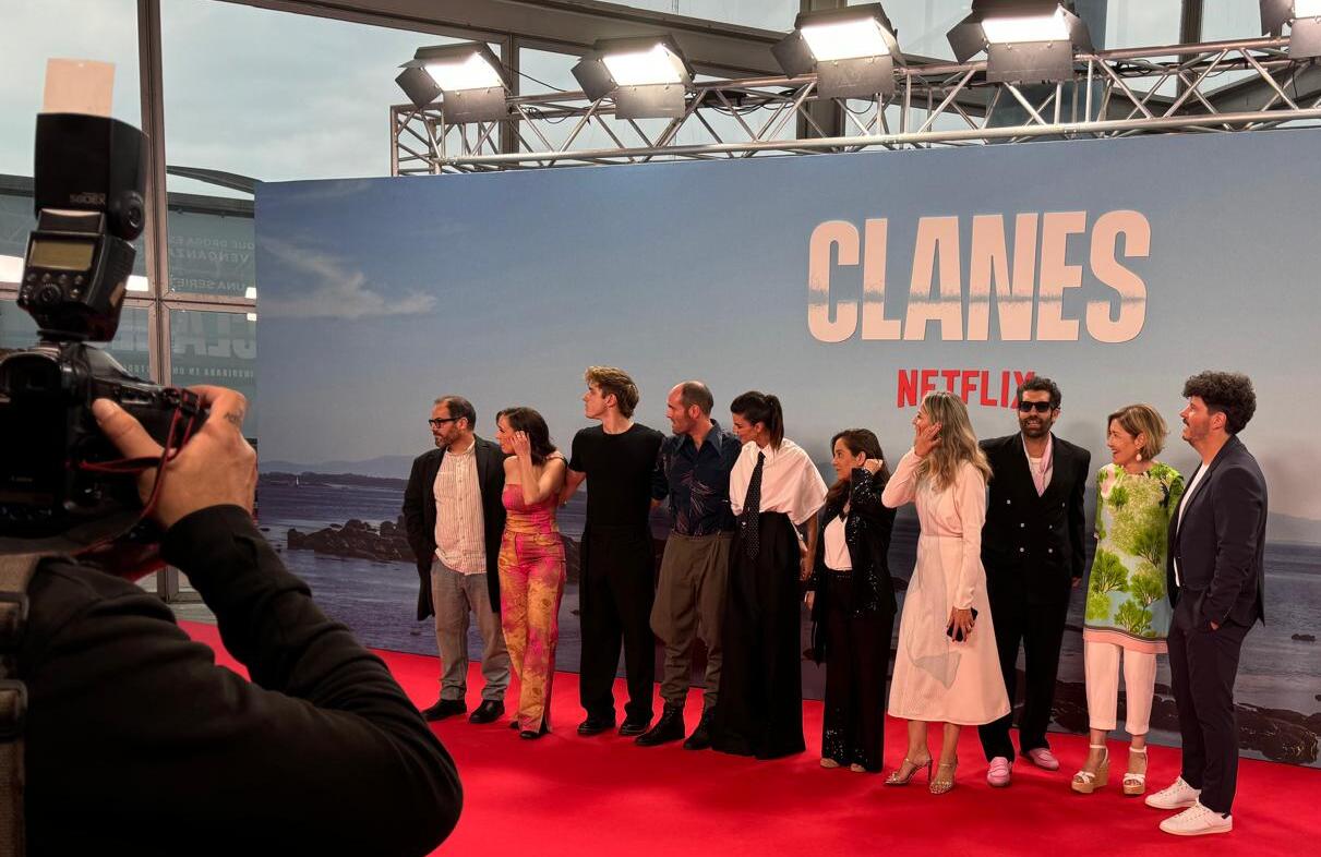 Actores de Clanes rodean a Emma Lustres, su productora. / Mundiario