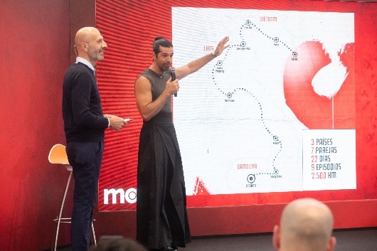 Miguel Ángel Muñoz explicando la ruta de los participantes en Pekín Express. / WBD