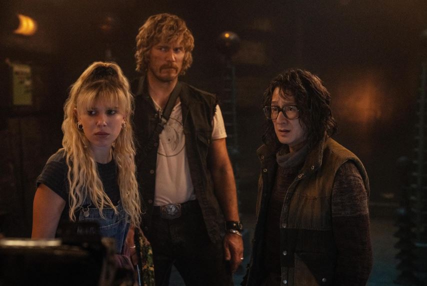 Chris Pratt, Ke Huy Quan, y Millie Bobby Brown en Estado eléctrico (2025) / IMDb