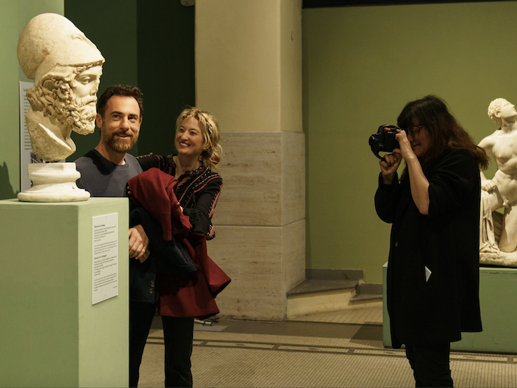 Isabel Coixet en un momento de la grabación de Tres adioses filmando a los actores Elio Germano (Antonio) y Alba Rohrwacher (Marta).