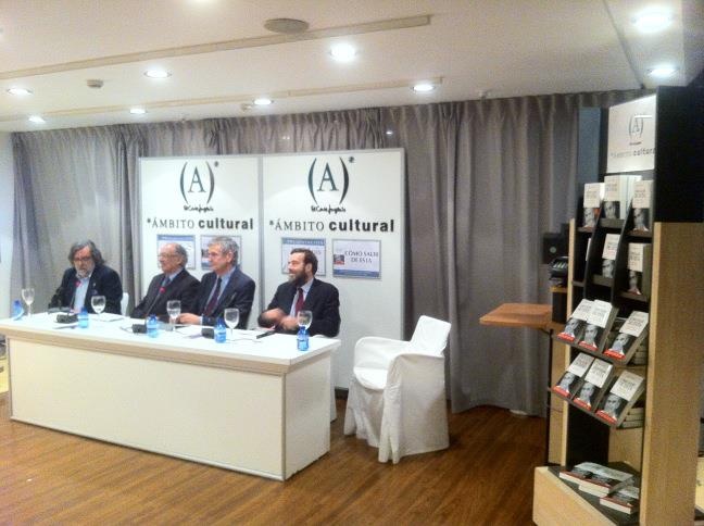 Estantería de 'Cómo salir de esta' en la presentación en El Corte Inglés, en Madrid