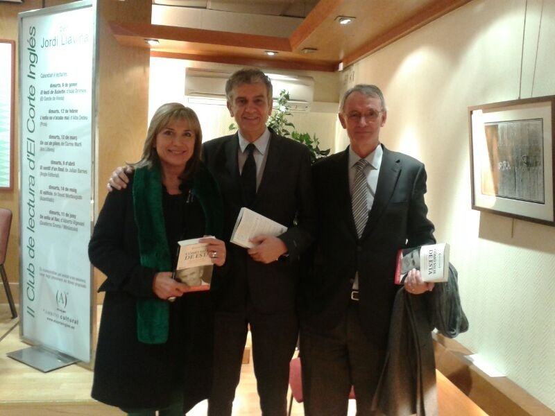 Antón Costas, a la derecha, en la presentación del libro 'Cómo salir de esta' en Barcelona.