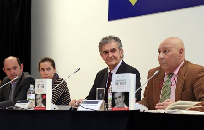 Luciano Fariña, a la derecha, en la presentación del libro 'Cómo salir de esta', en Pontevedra, en febrero de 2013.