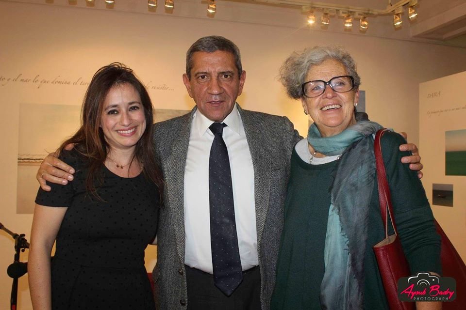 La actriz Romina Sánchez junto a Enrique Beamud, director del  Cervantes y la directora Farida Benliazid.