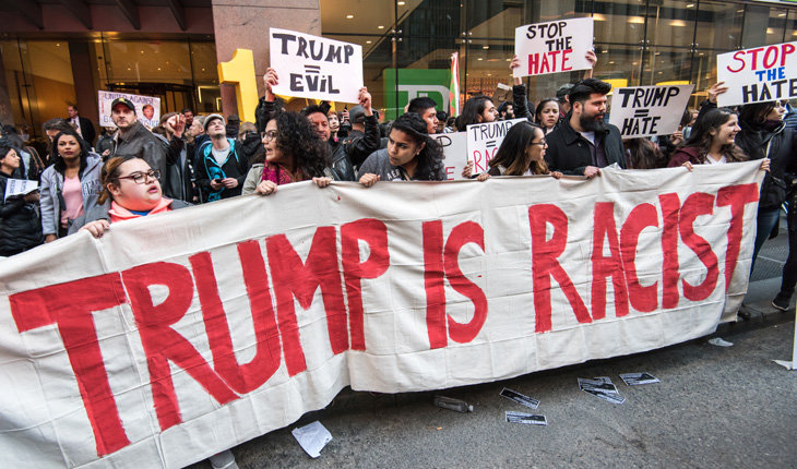 Manifestantes con carteles anti-Trump en Nueva York. Foto: Enrique Shore