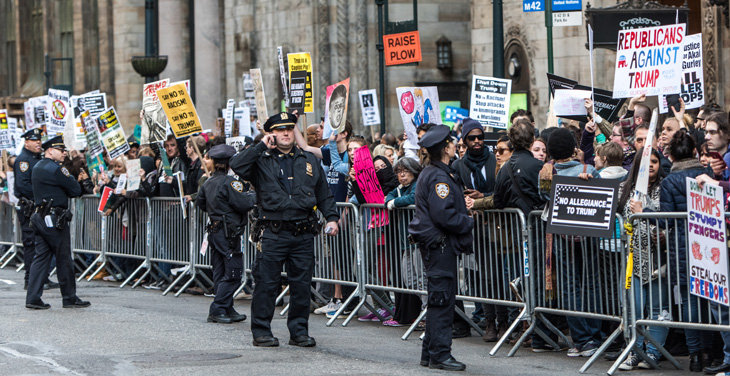 La policia de Nueva York mantiene alejados a los manifestantes frente al hotel donde se reunen los 3 candidatos presidenciales del Partido Republicano el 14 de Abril. Foto: Enrique Shore
