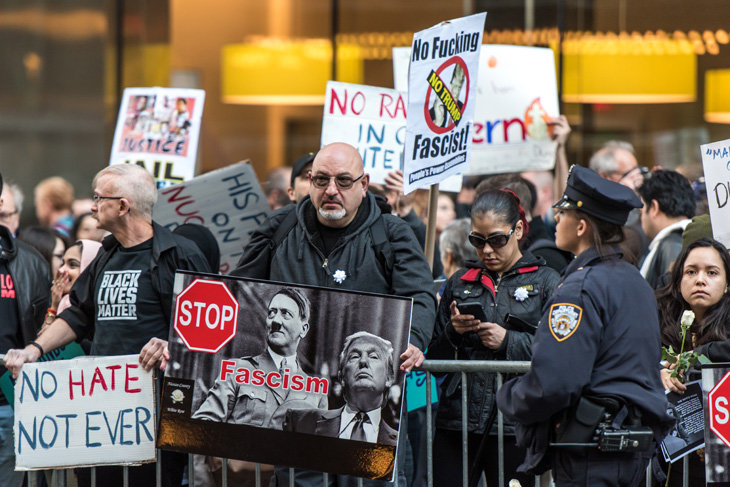 Manifestantes protestan frente a la reunión del conservador Partido Republicano en Nueva York con un cartel que equipara al candidato Donald Trump con Hitler. Foto: Enrique Shore