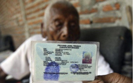 Indonesio con su identidad. /elperiodico.com