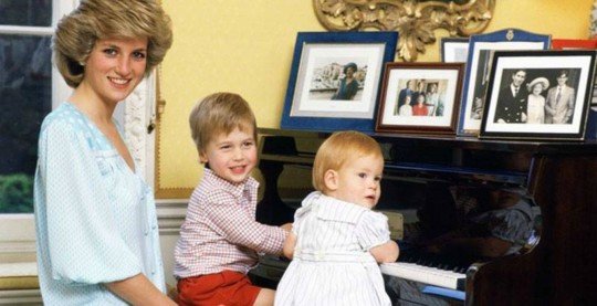 Príncipe Harry junto a su hermano y la princesa Diana. / Vanitis