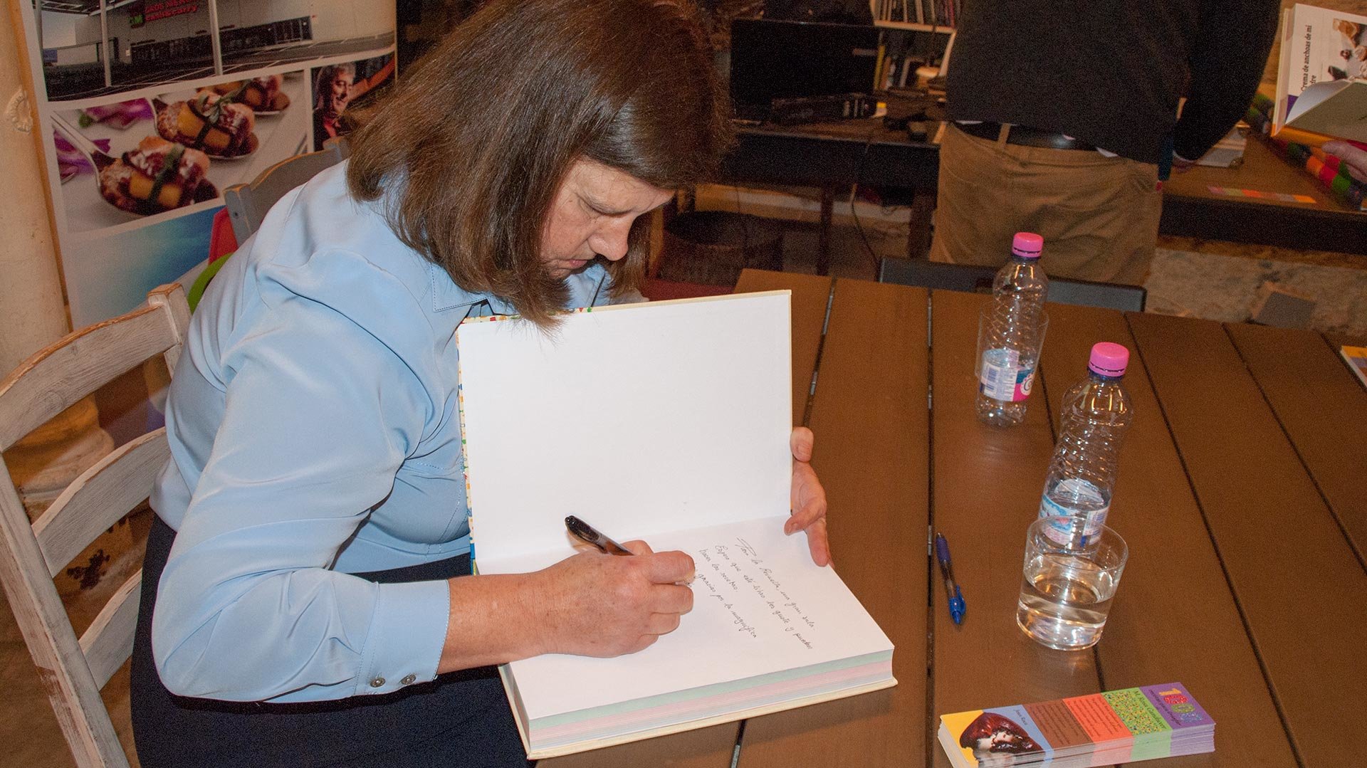 LA AUTORA FIRMANDO EJEMPLARES 