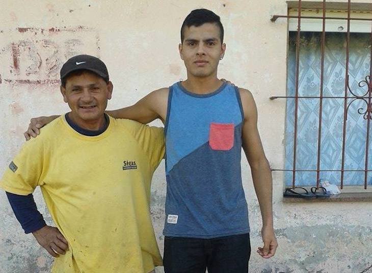 Facundo junto a su papá en el humilde barrio Salitre, en Las Termas de Río Hondo, Argentina.