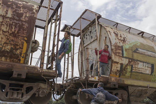 Migrantes mexicanos subiéndose a un tren. / CICR/Brenda Islas