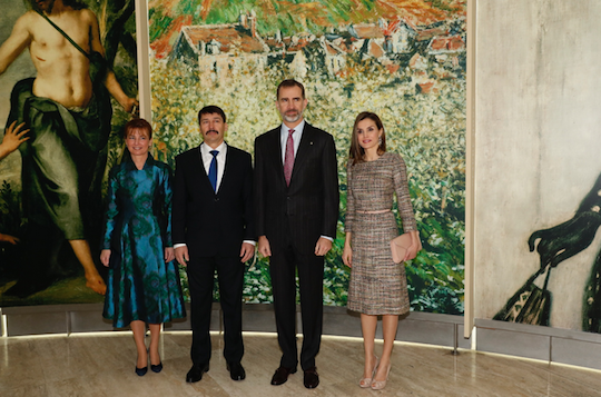 Sus Majestades los Reyes acompañados de Sus Excelencias János Áder, Presidente de la República de Hungría, y señora Anita Herczegh, en una de las salas de exposiciones temporales del Museo Thyssen-Bornemisza. / Casa Real