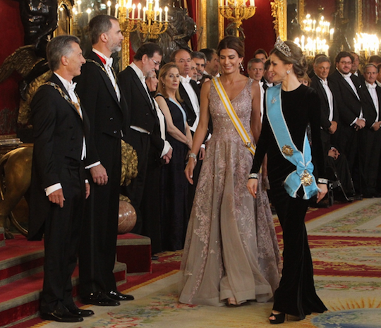 Sus Majestades los Reyes y Sus Excelencias el Presidente Macri y su esposa Juliana Awada en el Salón del Trono del Palacio Real. / Casa Real