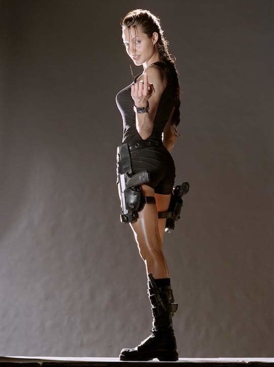 Angelina Jolie encarnando a Lara Croft.