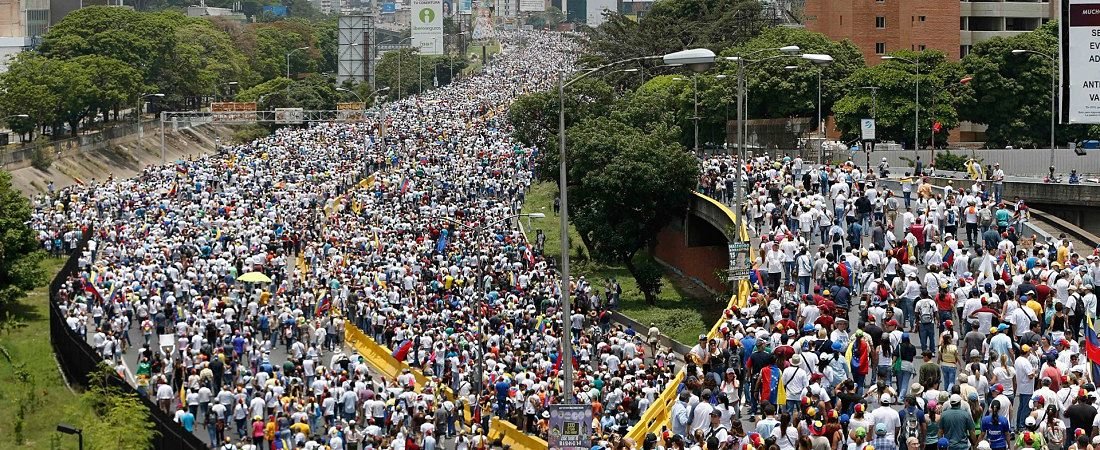 Masiva movilización de la oposición en Venezuela. / elestimulo.com
