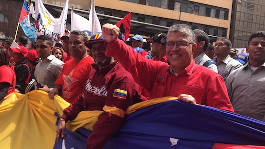 Elias Jaua, puño en alto, en una de las marchas a favor del presidente Maduro. / Twitter @JauaMiranda