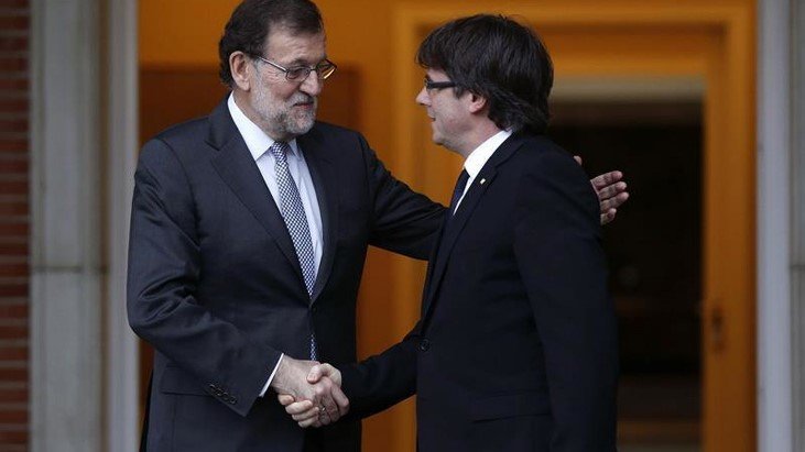Mariano Rajoy, jefe de Gobierno de España y Carles Puigdemont, expresidente de Cataluña. / RR SS