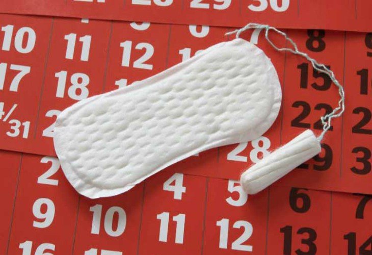 Calendario, tampón y toalla femenina. / MD.Saúde
