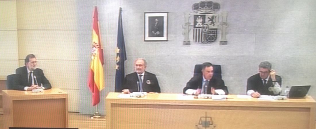 Maramo Rajoy se sentó como testigo a la derecha del tribunal. : TV