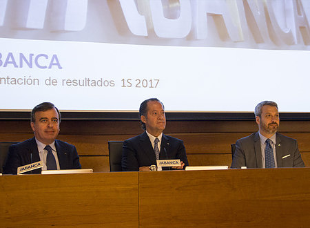 El consejero delegado de Abanca, Francisco Botas; el presidente, Juan Carlos Escotet, y el director general financiero, Alberto de Francisco. / Mundiario